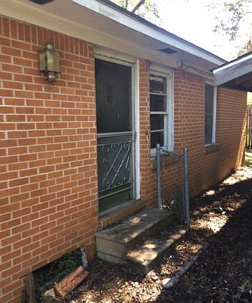 2nd image of 104 W Oak St