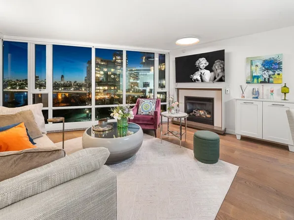 8 Smithe Mews #903, Vancouver, BC V6B 0A5