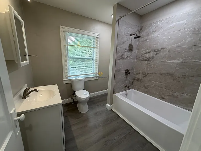 445 W 25th St — Photo 5