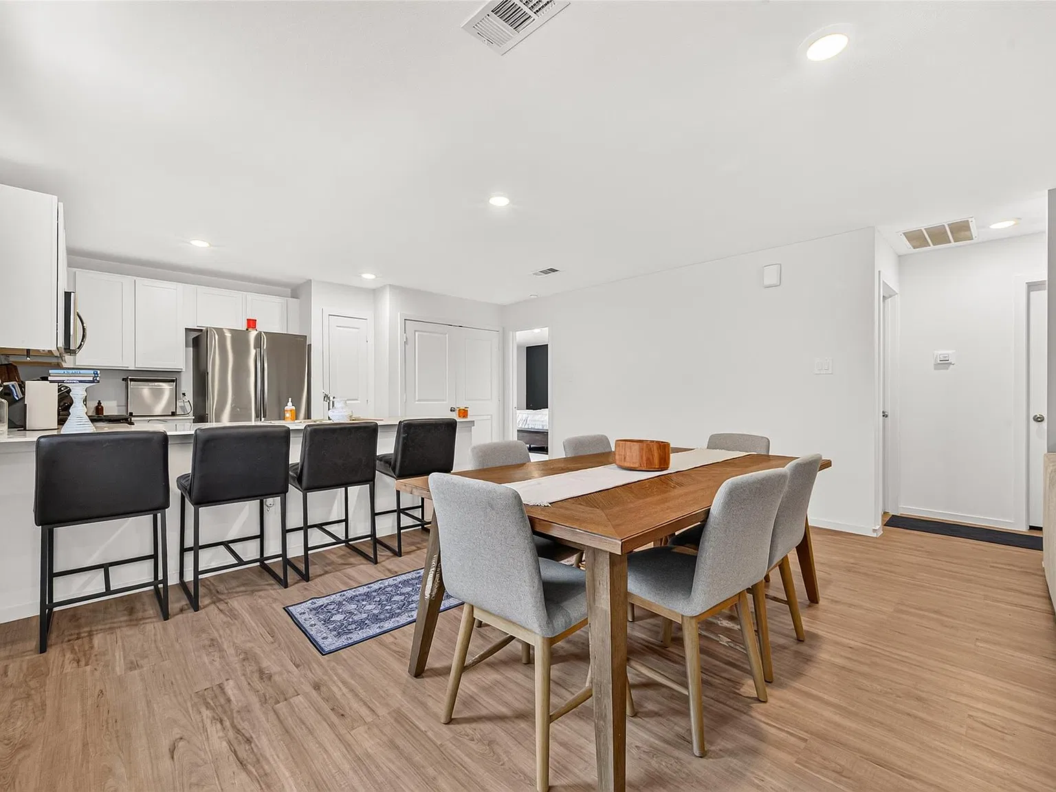 3 bed, 2.0 bath, 1320 sqft, $1,700 — Photo 4