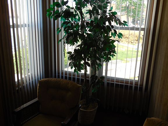 5th image of 1109 Court St
