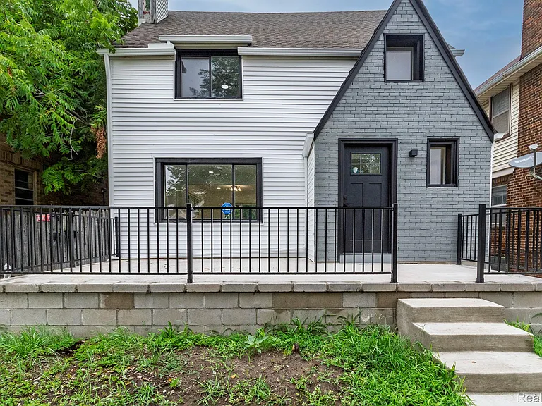2744 Lawrence St — Photo 4