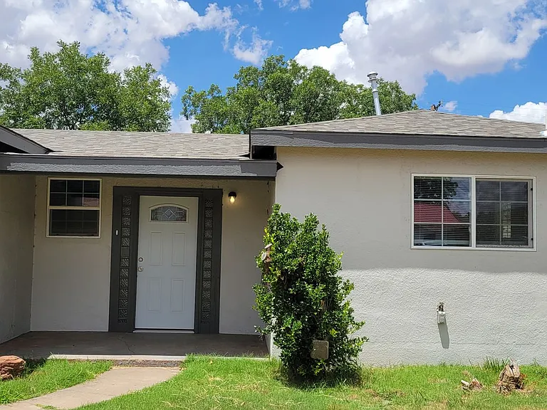 2112 Axtell St — Photo 1