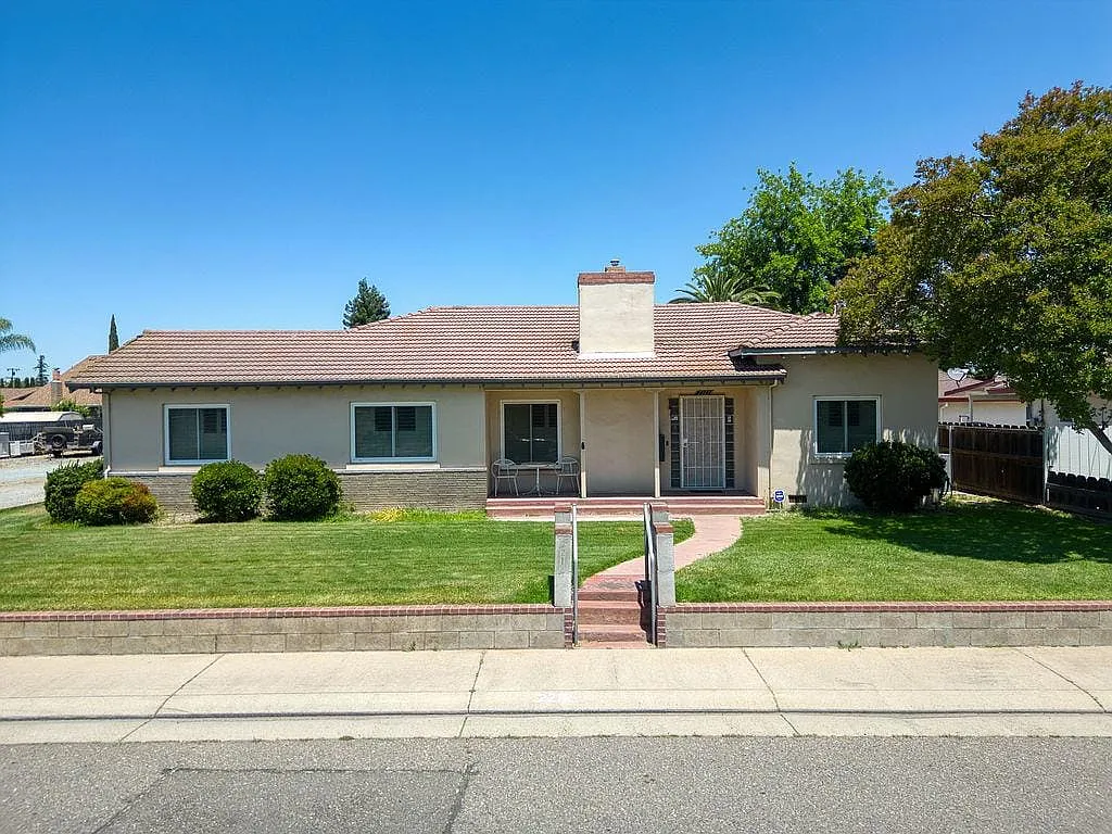 2212 Vine Ave photo 1
