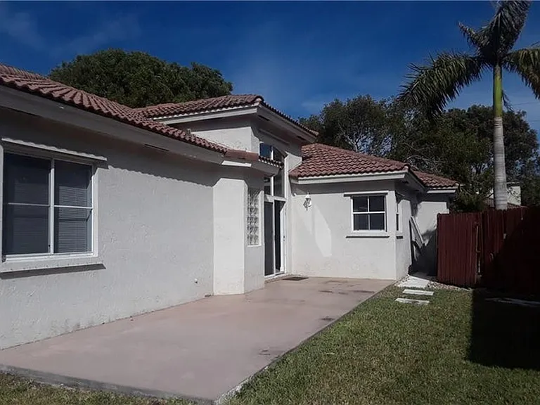 533 NW 47th Ave — Photo 10