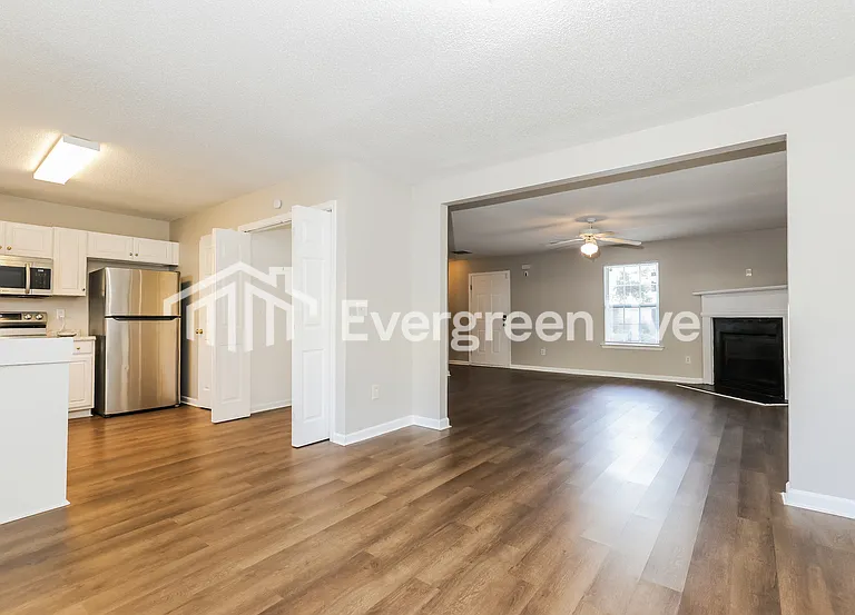 358 Coral Cir — Photo 4