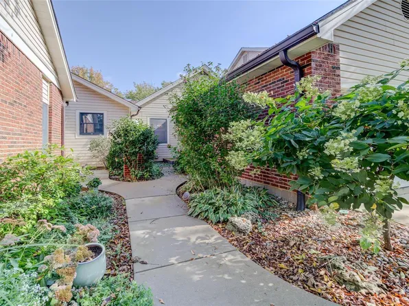 5623 Duchesne Parque Dr, Saint Louis, MO 63128