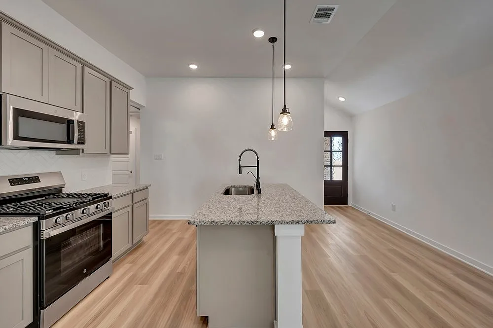 3 bed, 1330 sqft, $900 — Photo 2