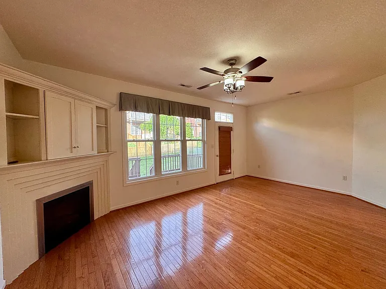 2948 Crystal Spring Ln — Photo 4