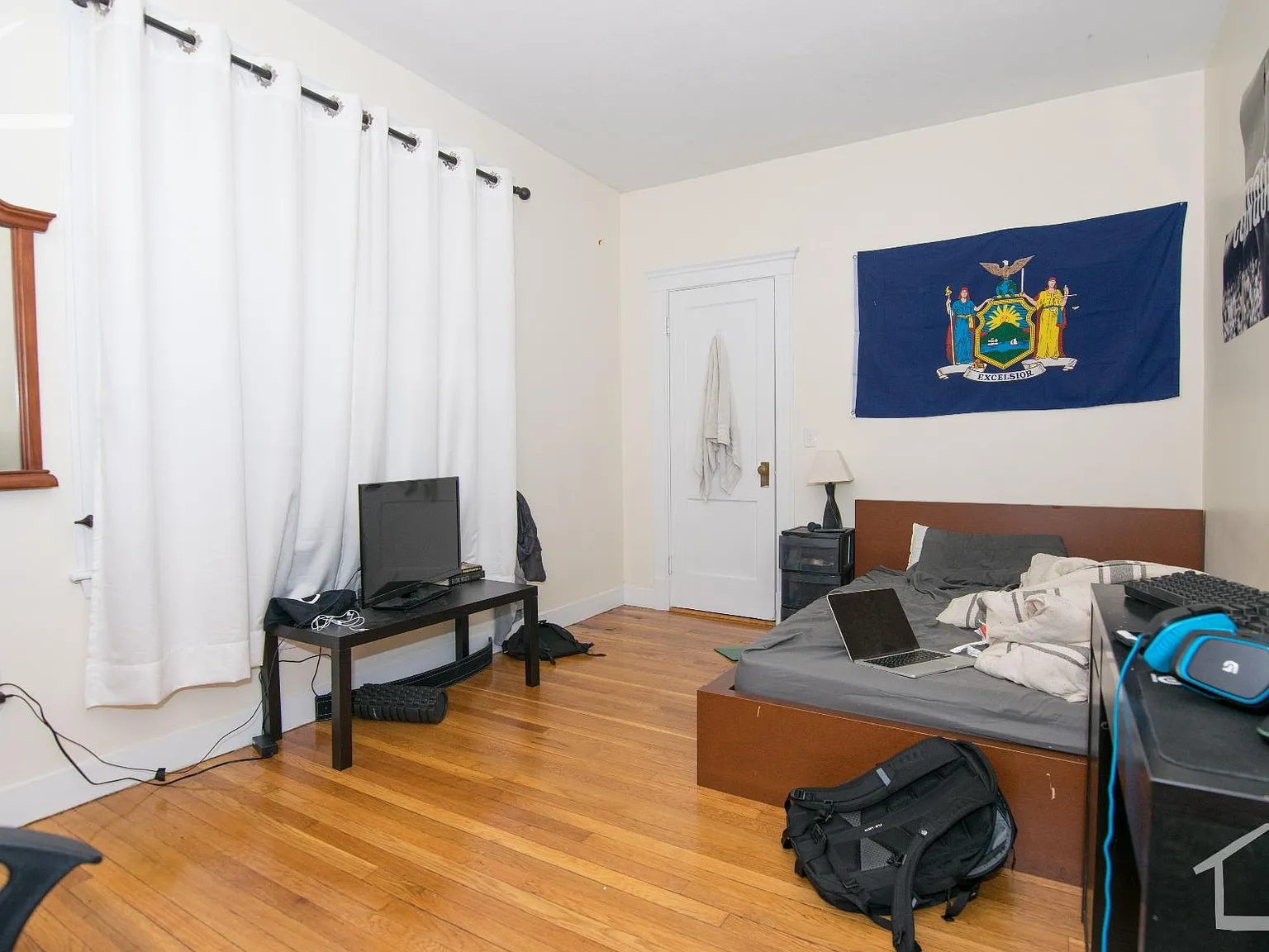 6 bed, 2300 sqft, $9,000 — Photo 2