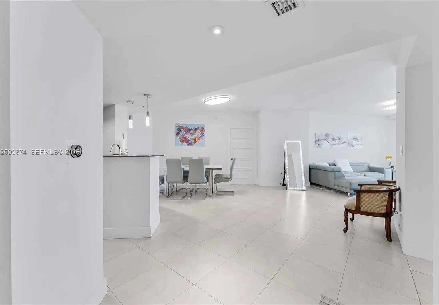 La Perla Condo — Photo 3