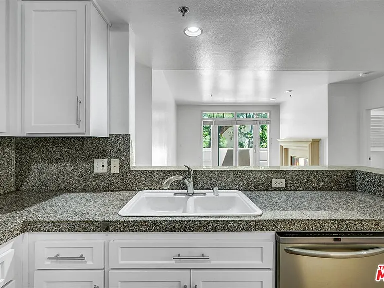 2222 N Beachwood Dr #302 — Photo 22