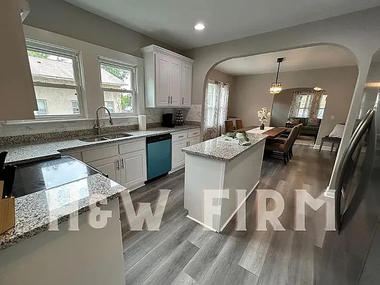 404 Formosa Ave — Photo 12