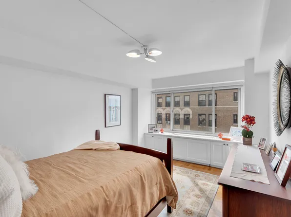 60 Riverside Drive image 8 of 11