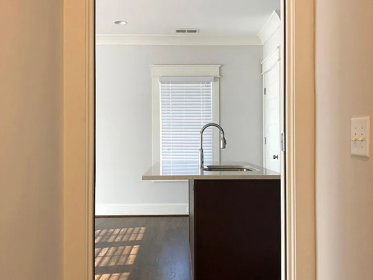 2121 Roslyn Ave — Photo 16