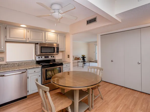 2485 Londin Ln E APT 217, Maplewood, MN 55119