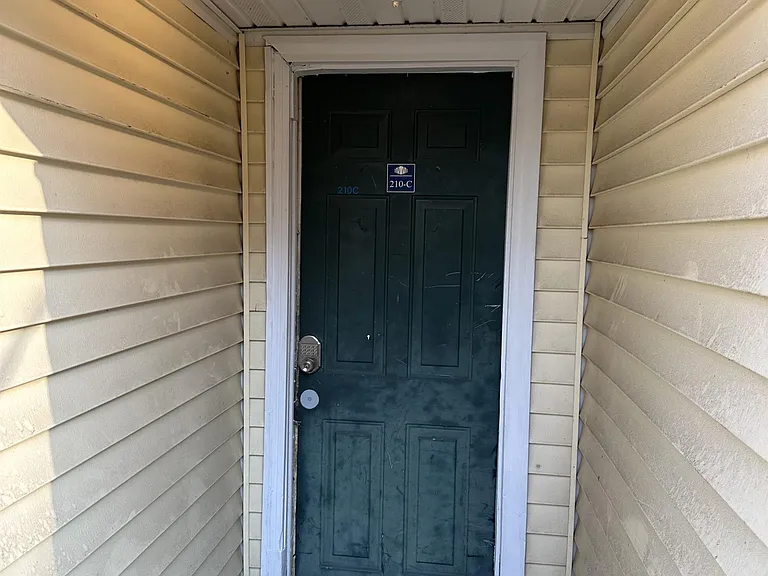 210 Derby Ave #C — Photo 2