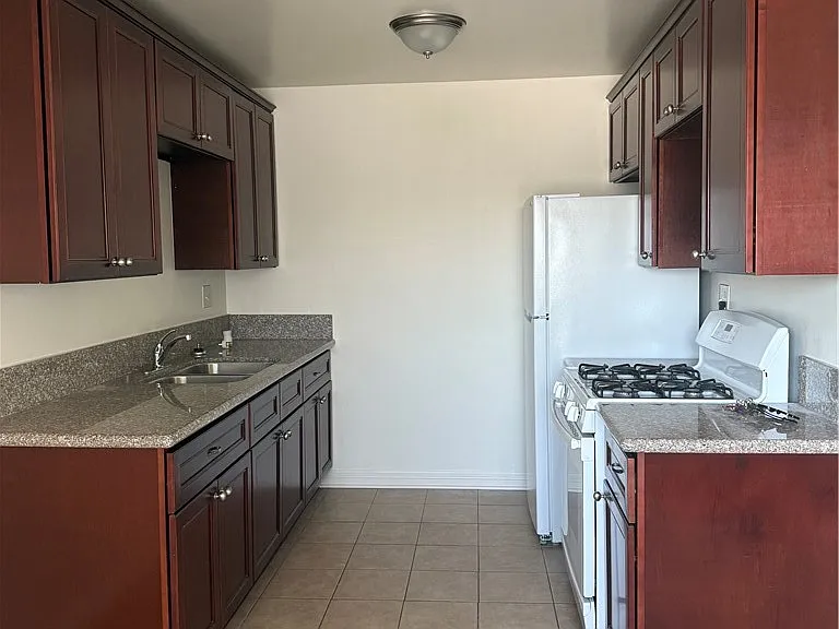 914 W Pine St — Photo 3