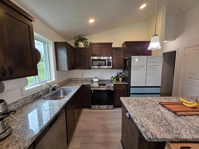 3 bed, 2.0 bath, 1880 sqft, $2,100 — Photo 1