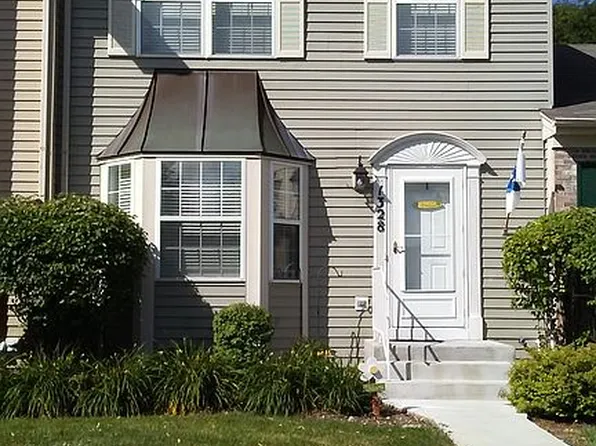 1328 Windsor Ct, Geneva, IL 60134