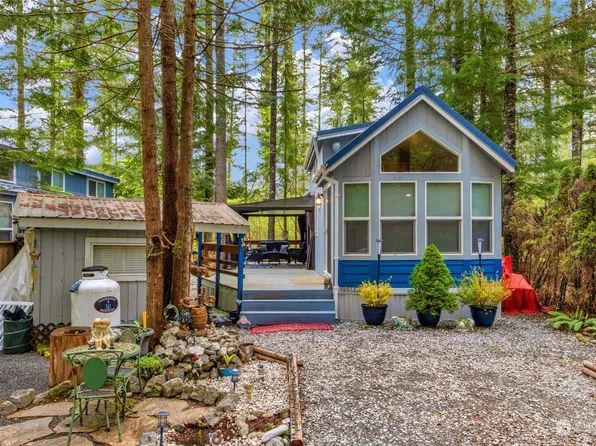 85 Christmas Tree Circle, Deming, WA 98244