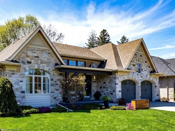 11 Greenleaf Ln, Hamilton, ON L9G 0E7