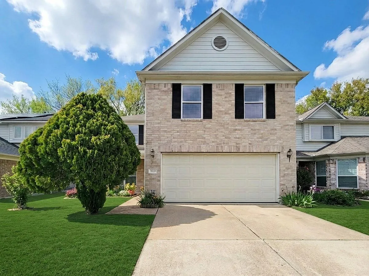 4 bed, 2.5 bath, 3300 sqft, $2,299 — Photo 1