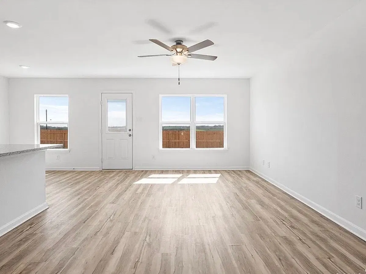 2 bed, 999 sqft, $2,000 — Photo 2