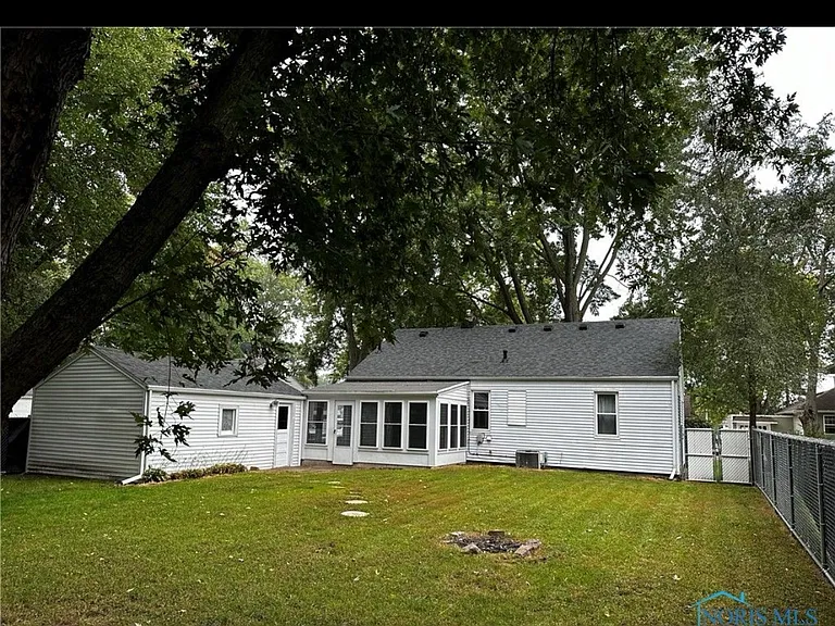 3878 Crary Dr — Photo 2