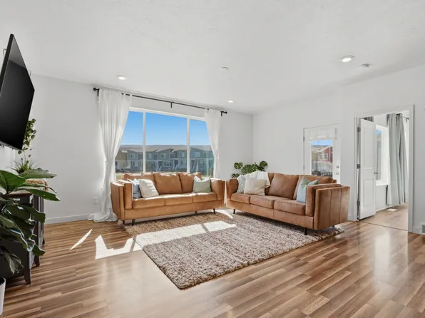 1048 W Azul Meadows Way, Bluffdale, UT 84065