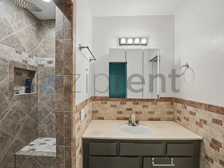 8633 Balboa Blvd #2 — Photo 12