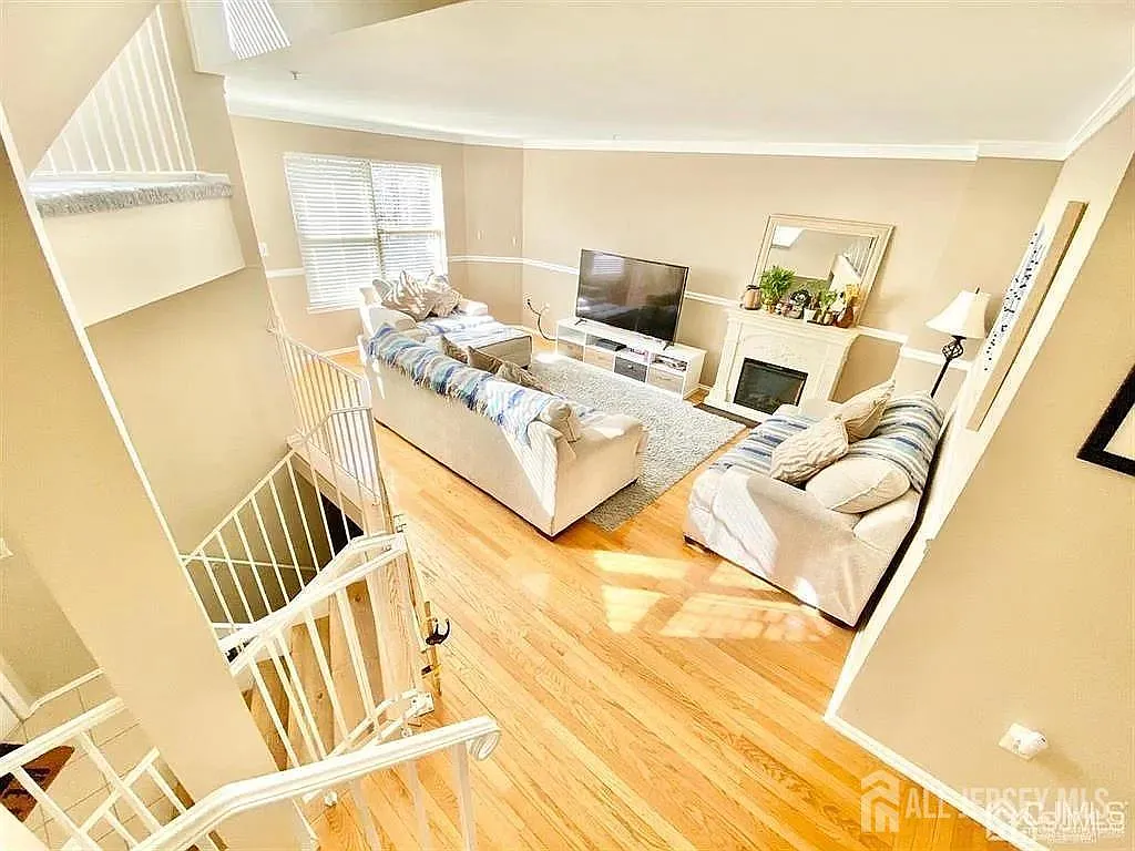 3 bed, 2.5 bath, 1685 sqft, $3,400 — Photo 2