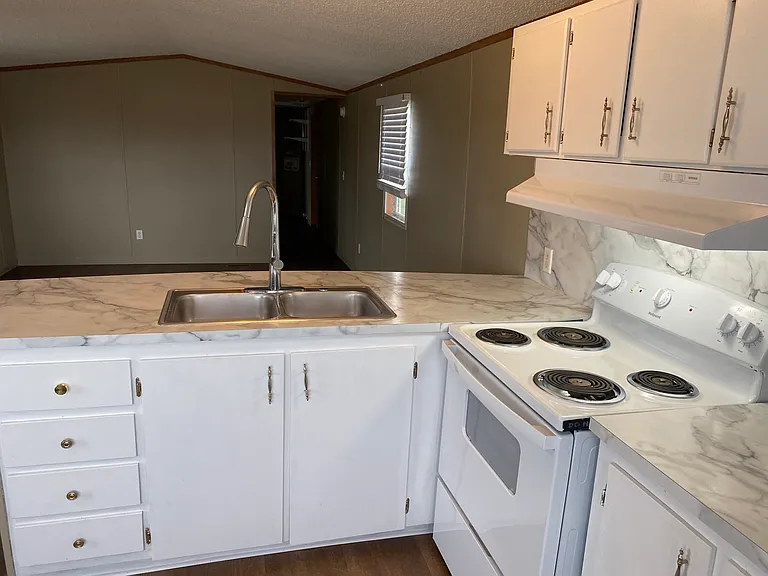 12885 Fairview Rd — Photo 3