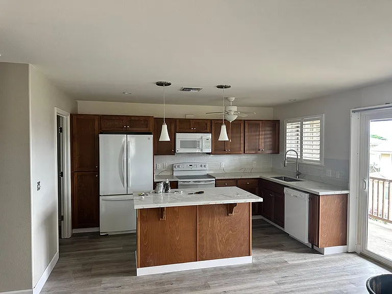 Kitchen with new quartz and quartz