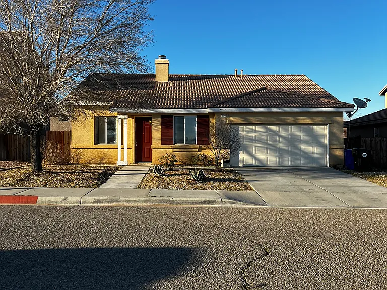 15548 Winona St — Photo 1