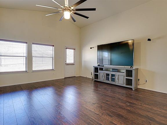 3rd image of 2624 Winterberry Ln