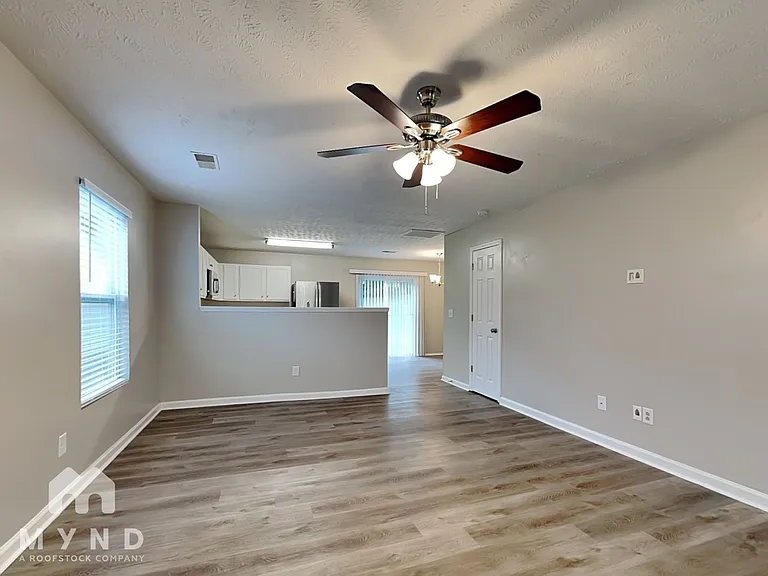 2838 Creekbend Dr — Photo 3