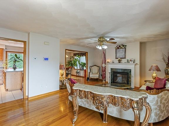 3rd image of 8 Hunter Ave