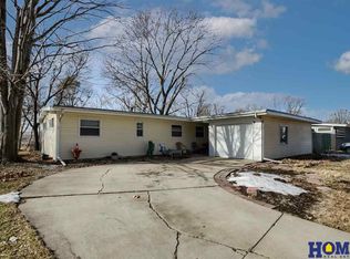521 Eastborough Ln, Lincoln, NE 68505