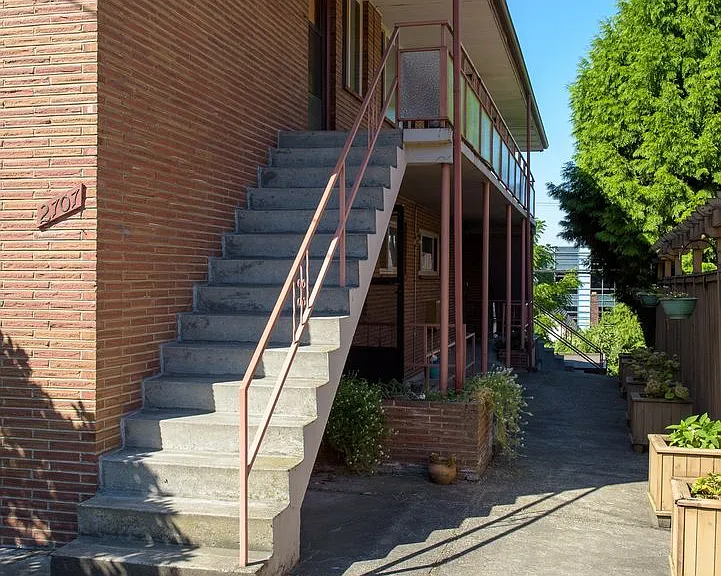 2707 Franklin Ave E — Photo 35