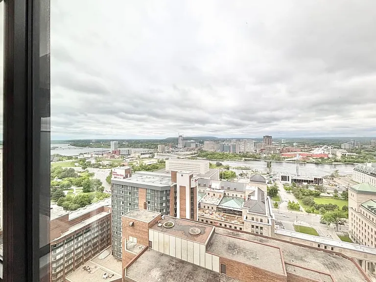340 Queen St — Photo 7