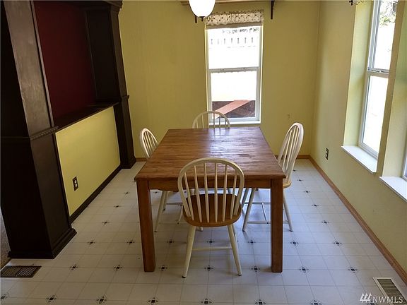 Dining area can easily accommodate party of 6+!!!