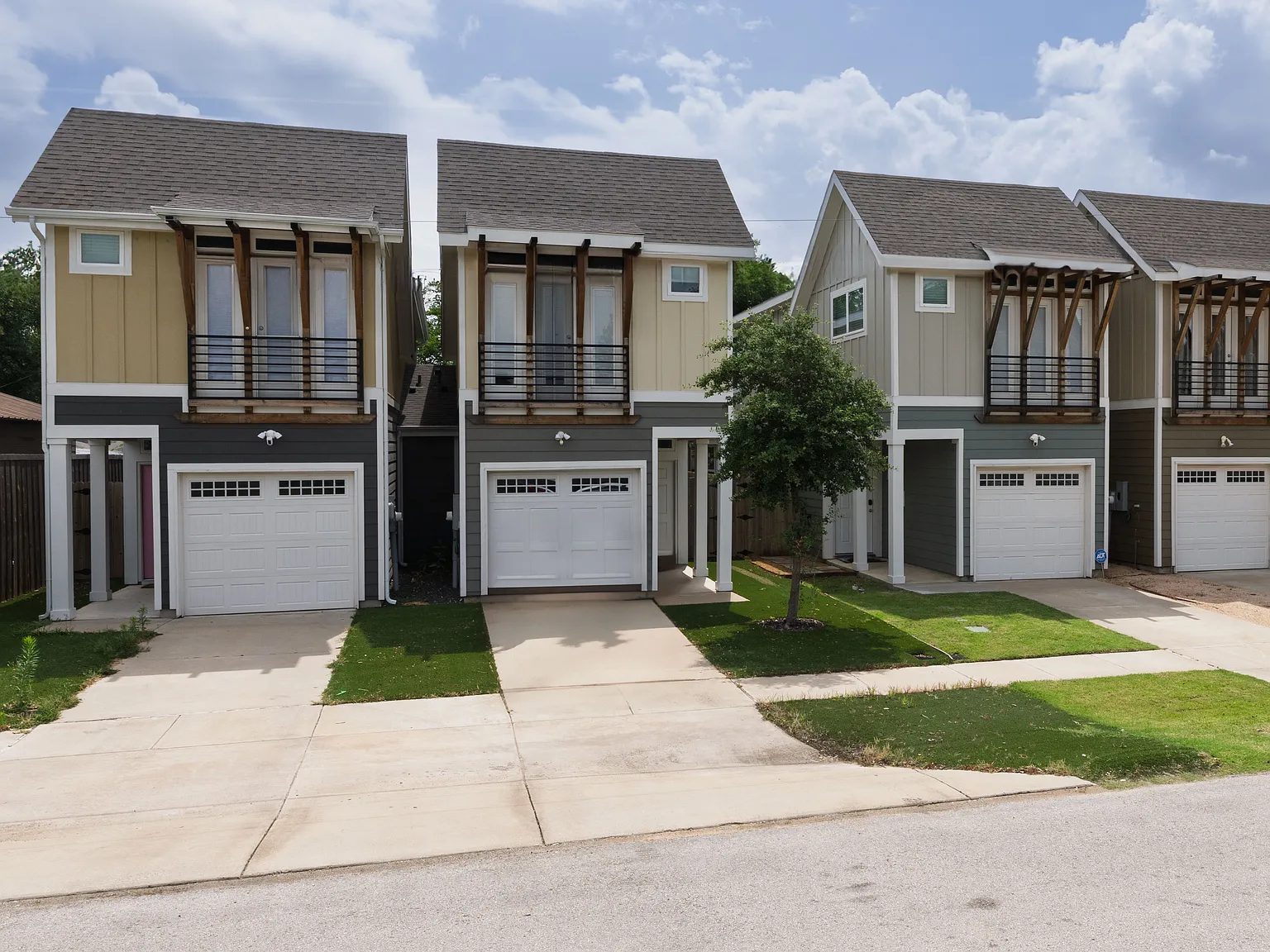3 bed, 2.5 bath, 1371 sqft, $5,000 — Photo 2