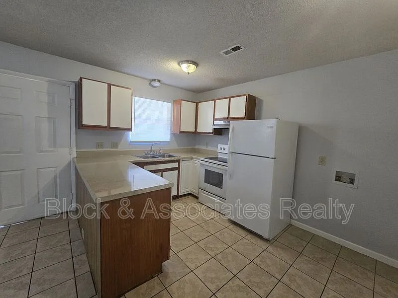2 bed, 1.0 bath, $750 — Photo 4