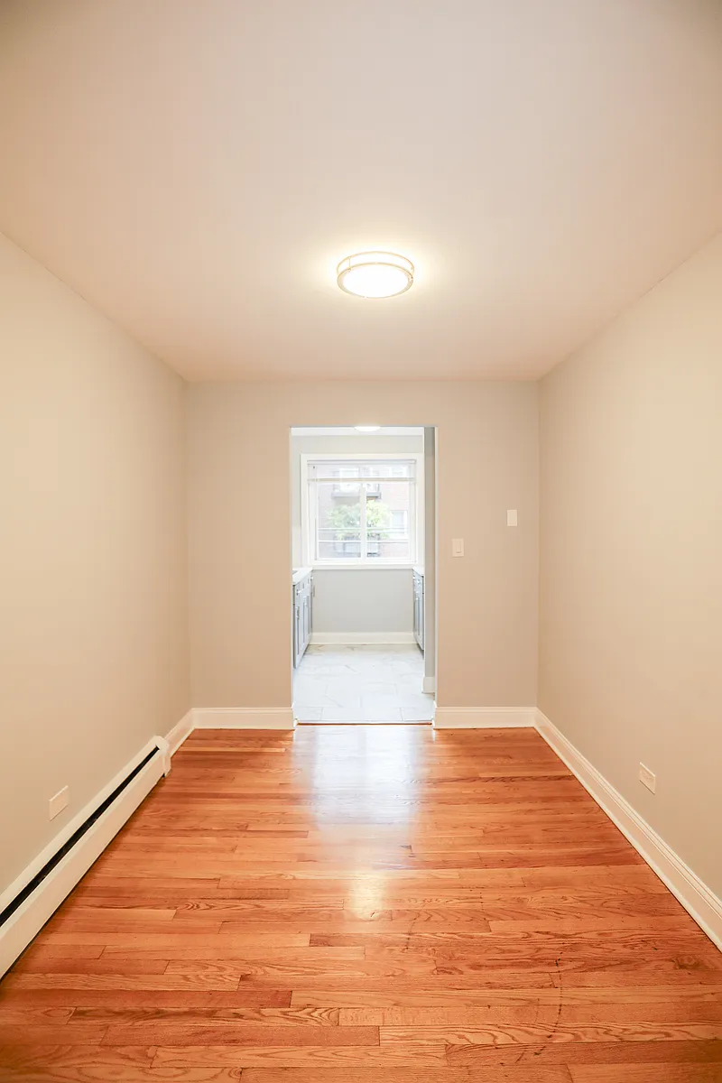 Building Photo - 6112 N Kenmore Ave #210