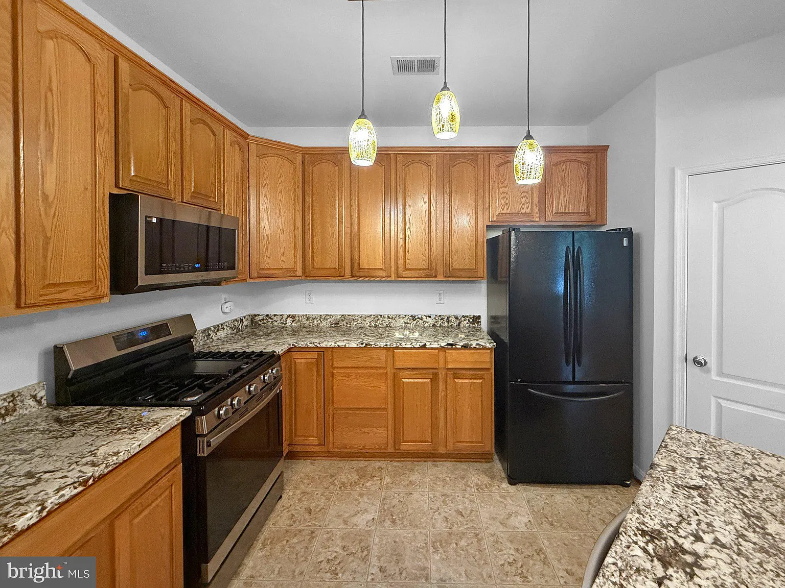 3 bed, 2.5 bath, 1704 sqft, $2,350 — Photo 2