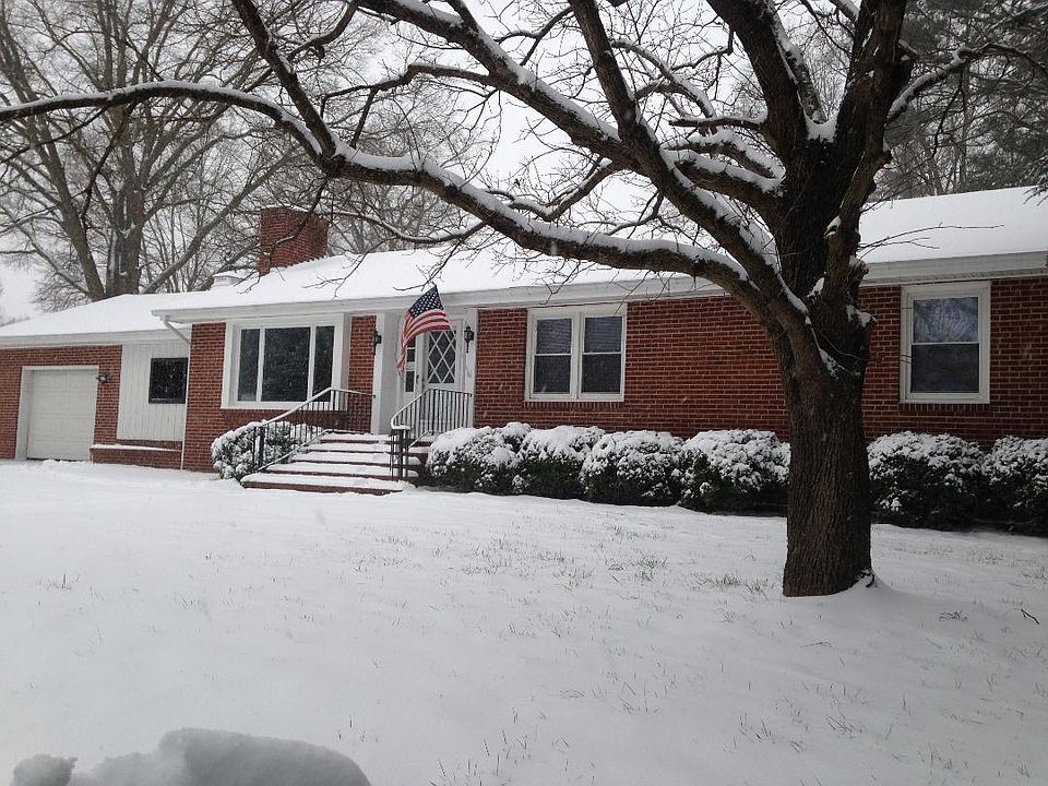 1st image of 102 S Colonial Dr