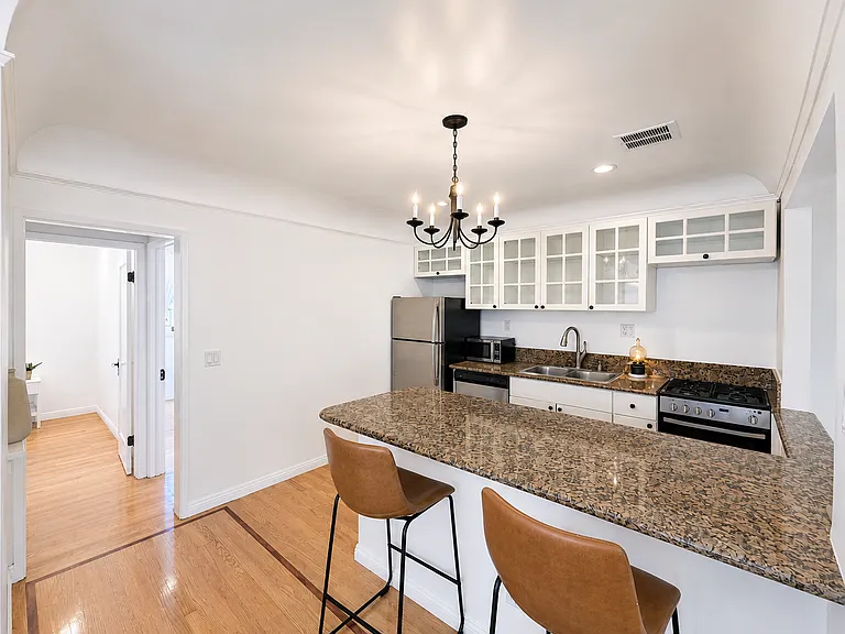 947 5th St #2B — Photo 9