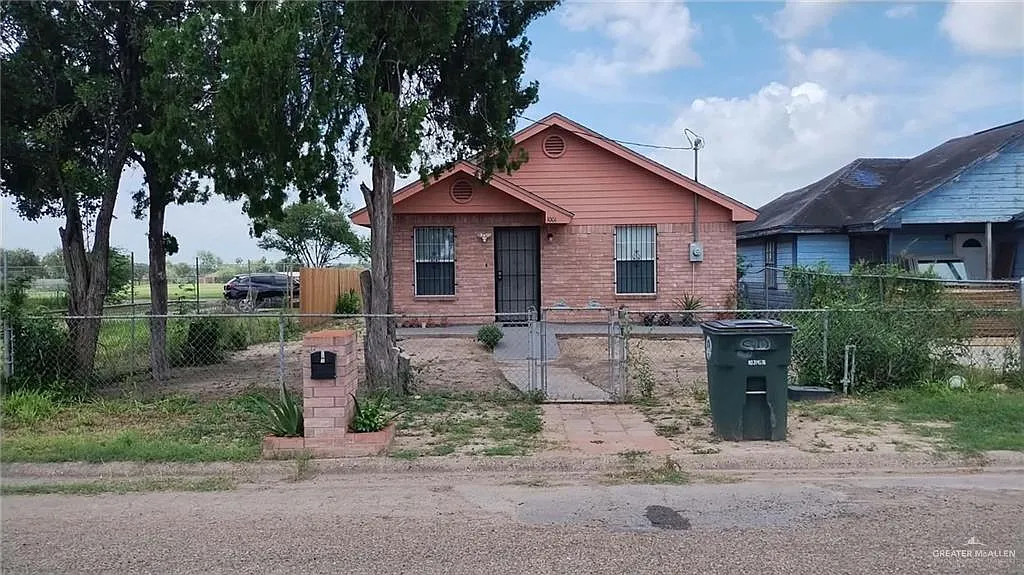 2 bed, 1.0 bath, 910 sqft, $1,200 — Photo 1