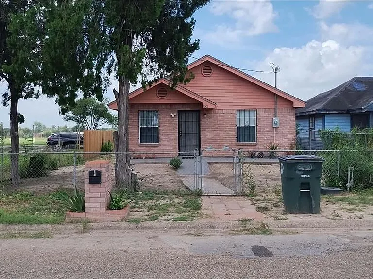 1001 Hidalgo St — Photo 1